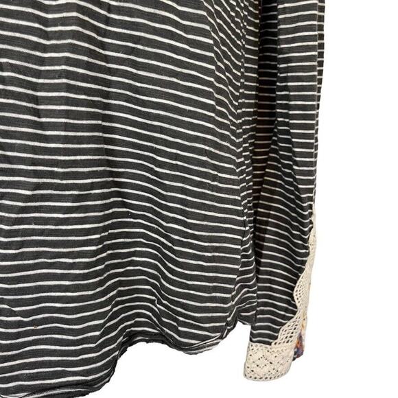 Little Yellow Button Anthropologie Striped Long Sleeve V-Neck Gray Knit Top M - Picture 5 of 16